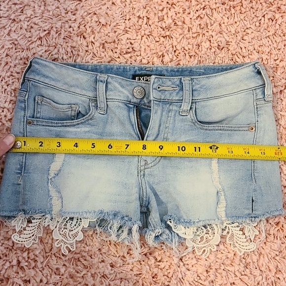 Express shortie low-rised destroyed jean shorts. - Picture 4 of 8